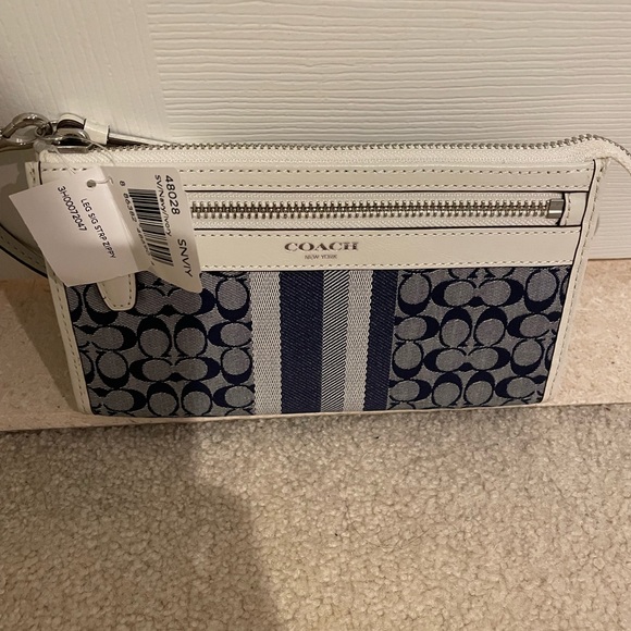 NWT Coach wristlet - Picture 3 of 5